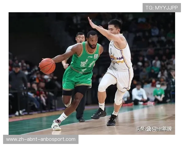 篮球运动员力量与灵活性训练结合提高身体对抗能力和灵活性